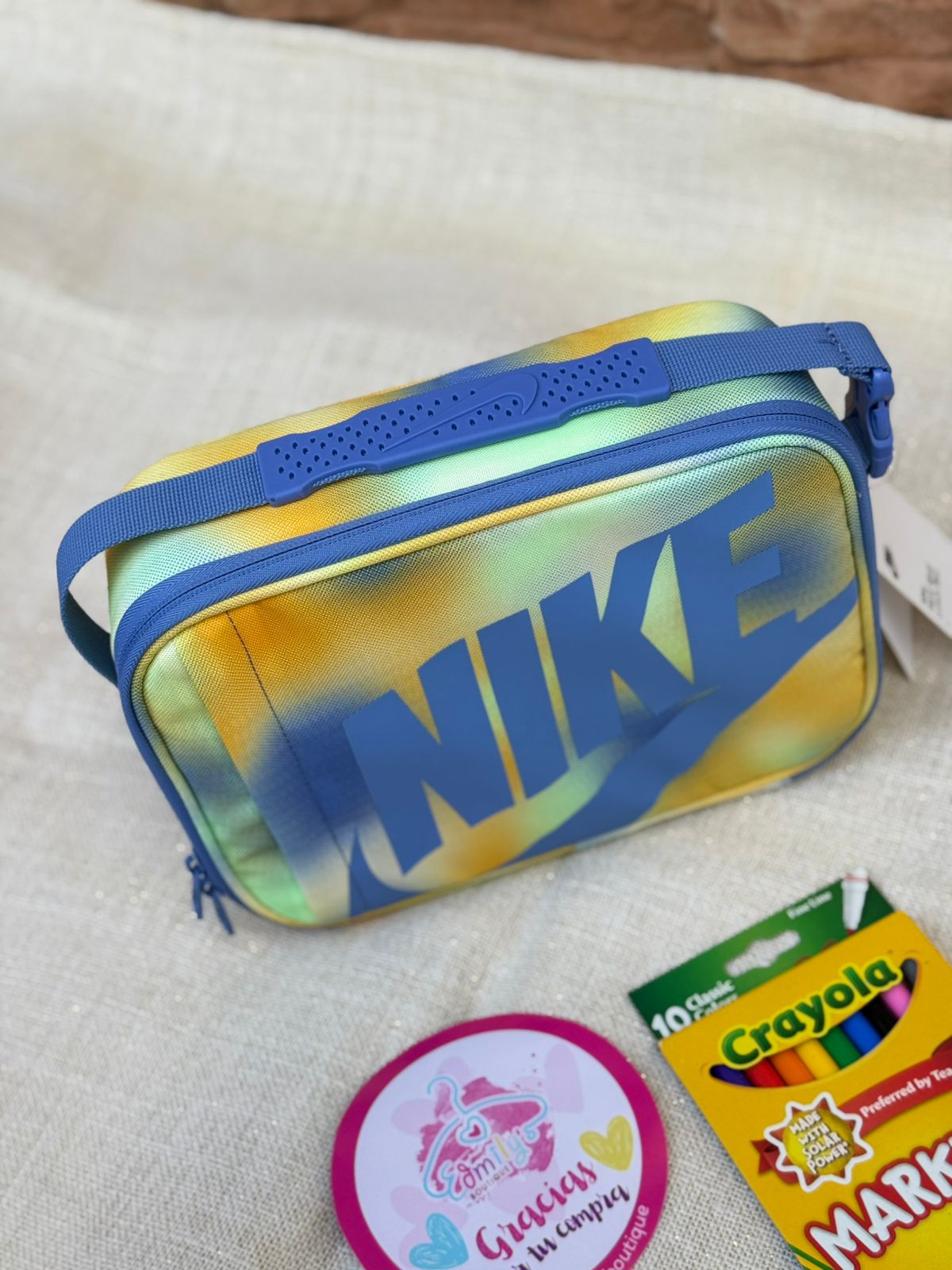 LONCHERA NIKE  +CAJA DE PLUMONES GRATIS