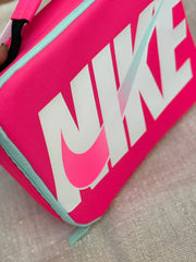 LONCHERA NIKE ROSA +CAJA DE PLUMONES GRATIS