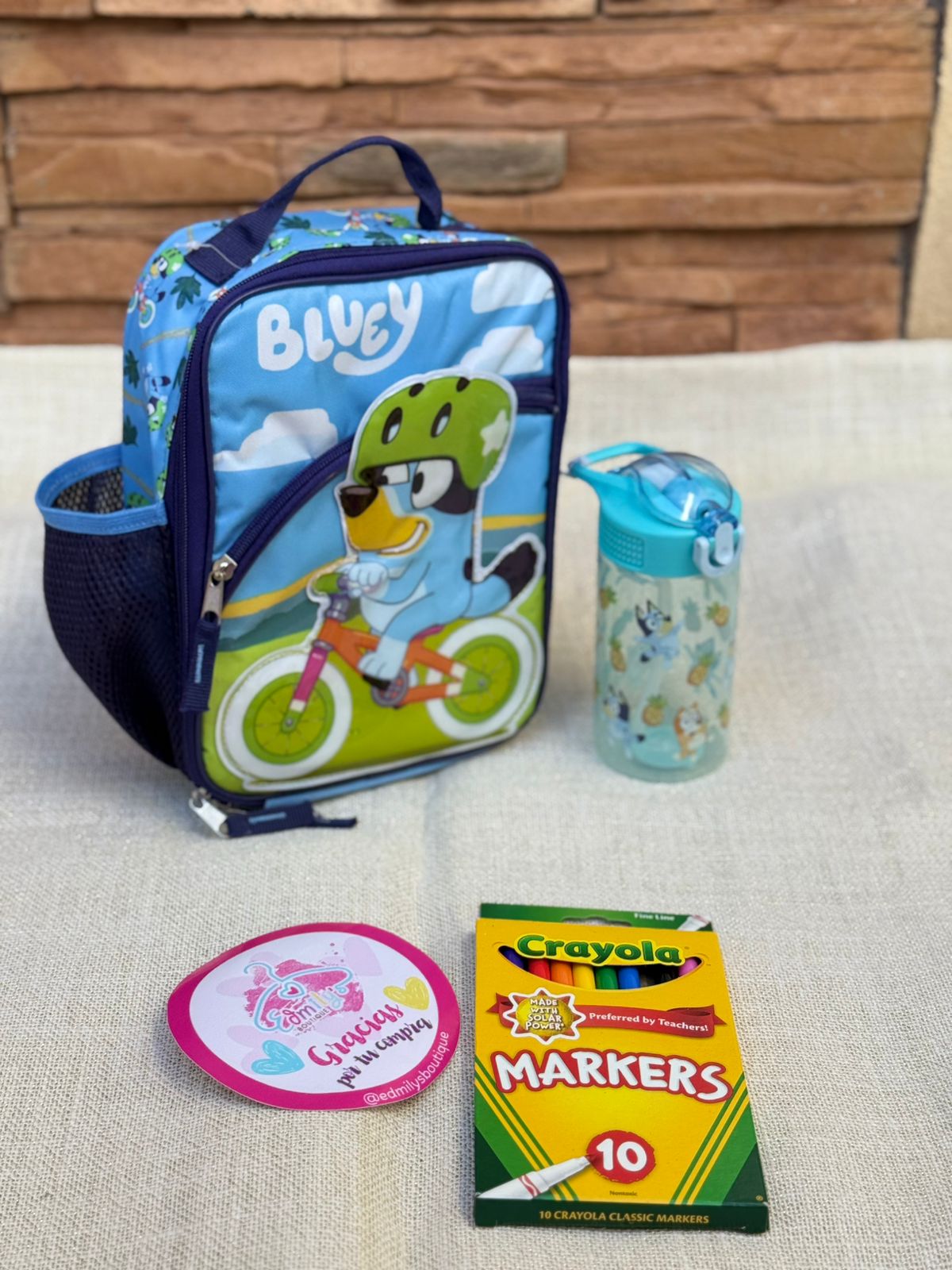 COMBO LONCHERA Y BOTELLA DE AGUA BLUEY + CAJA DE PLUMONES GRATIS