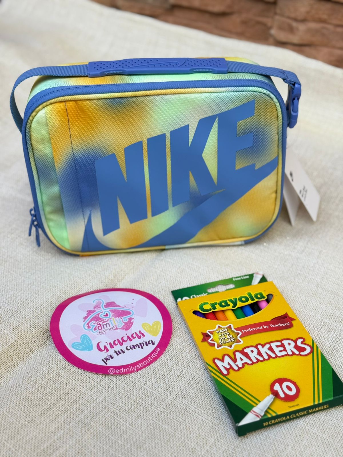 LONCHERA NIKE  +CAJA DE PLUMONES GRATIS