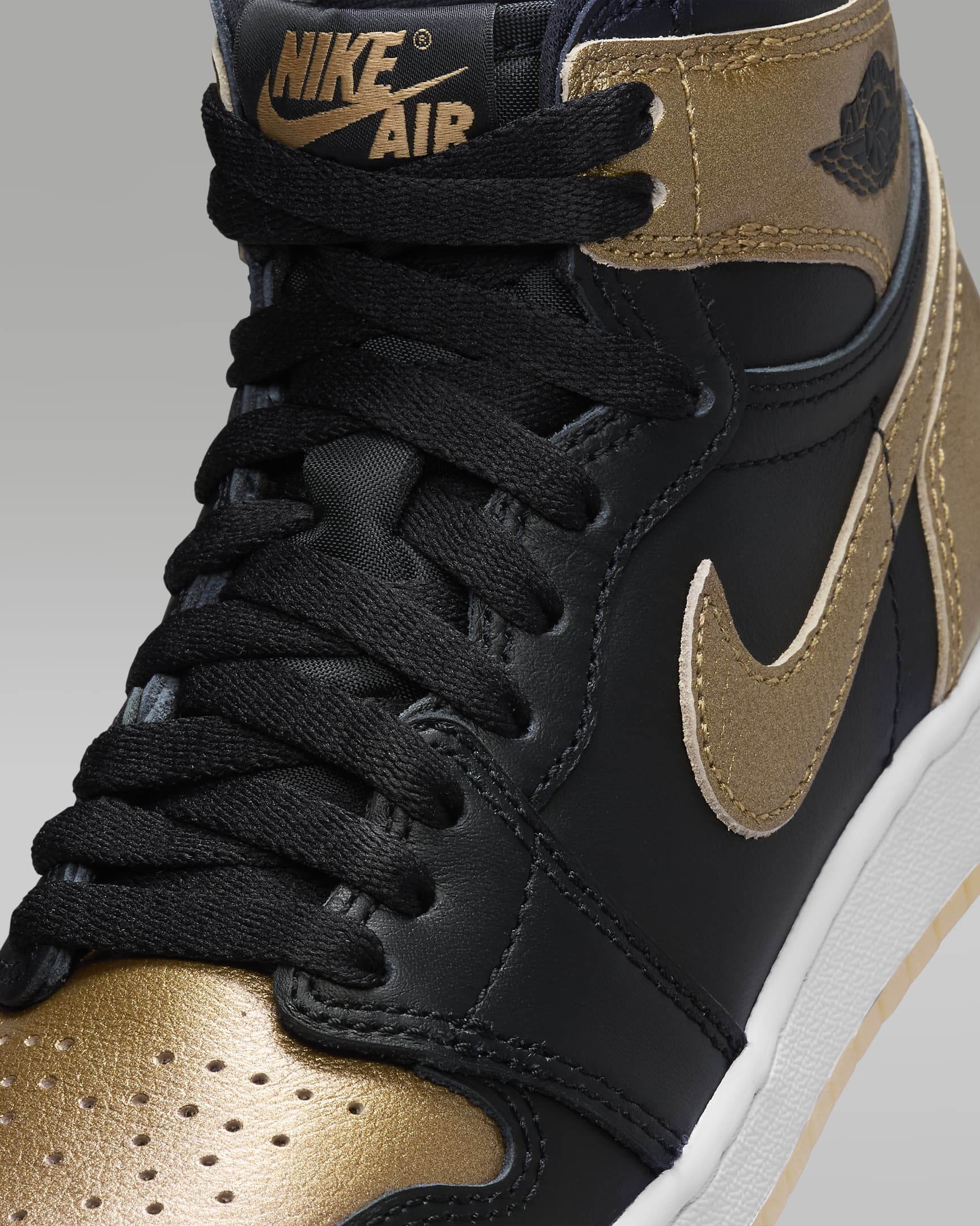 TENIS Jordan 1 Retro High OG "Black and Gold" - NIÑOS GRANDES