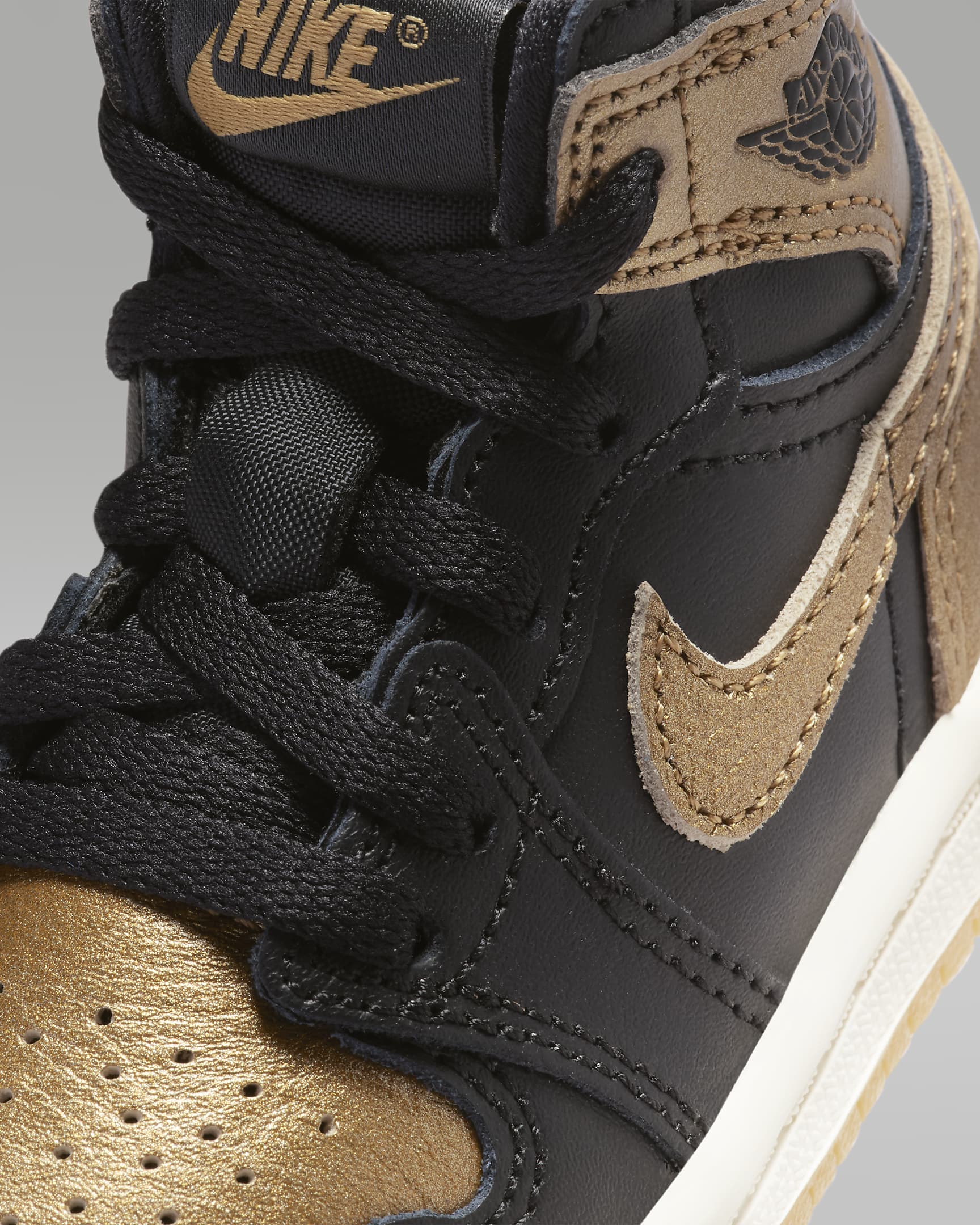 TENIS Jordan 1 Retro High OG "Black and Gold" -BABY Y NIÑOS PEQUEÑOS